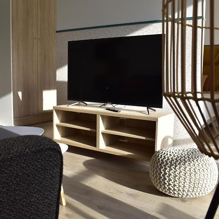 White Apartment Modern Tower Atal Gdynia Exterior photo